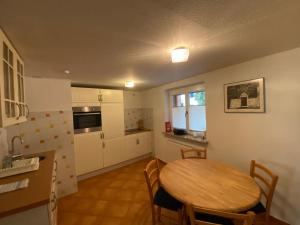 eine Küche mit einem Holztisch und einem Esszimmer in der Unterkunft Weimar Ferienwohnung am Goethepark in Weimar