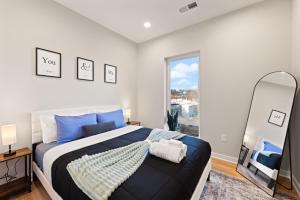 En eller flere senge i et værelse på Citizen Apartment Washington DC