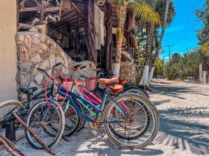 un grupo de bicicletas estacionadas al lado de un edificio en Holbox Dream Beachfront Hotel, en Isla Holbox