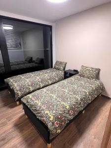 HensiesにあるBella villaのベッド2台 ベッドカバー付きの部屋