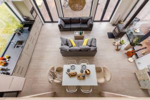 una vista dall'alto di un soggiorno con un divano e un tavolo di Warmania-Warmia - balia, sauna, SPA a Międzylesie