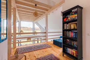 una stanza con una libreria con libri di Warmania-Warmia - balia, sauna, SPA a Międzylesie