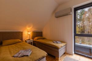 due letti in una stanza con finestra di Warmania-Warmia - balia, sauna, SPA a Międzylesie
