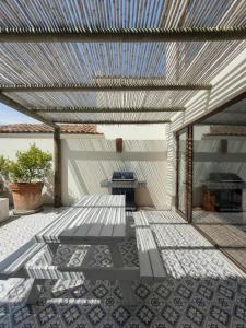 Casapueblo Rent Cachagua CP 34 في Cachagua: صالة جلوس مع مقعد على الفناء