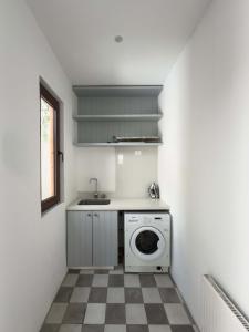 Casapueblo Rent Cachagua CP 34 في Cachagua: مطبخ مع غسالة ومغسلة