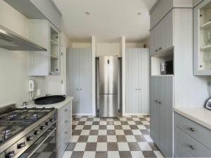 Casapueblo Rent Cachagua CP 34 في Cachagua: مطبخ مع ثلاجة وأرضية متقلصة +31 صورة