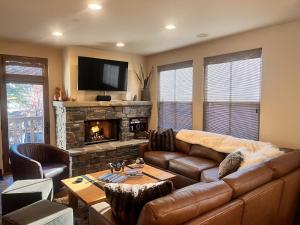 un soggiorno con divano e camino di Skiview Townhome 1C a Ketchum