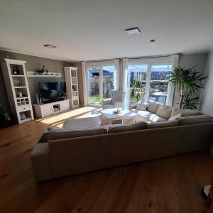 een woonkamer met een bank en een tafel bij Haus am Tor zur Eifel in Mechernich