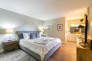 een slaapkamer met een bed en een dressoir met een lamp bij Patio and Pool Access Walkable Old Town Condo! in Scottsdale +22 foto's