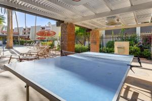 een grote blauwe tafeltennistafel op een patio bij Patio and Pool Access Walkable Old Town Condo! in Scottsdale