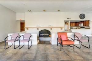 een groep stoelen in een kamer met een open haard bij Patio and Pool Access Walkable Old Town Condo! in Scottsdale