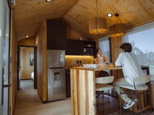 Twee mensen zitten aan een aanrecht in een huis. bij Bodega Iaccarini Wine Lodge by BT Homes in San Rafael