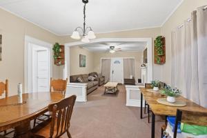 een woonkamer met een tafel en een bank bij Cozy Matewan Trail Stay home in Delbarton