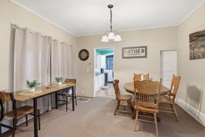 een keuken en eetkamer met een tafel en stoelen bij Cozy Matewan Trail Stay home in Delbarton +24 foto's