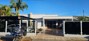 una motocicleta estacionada frente a una casa en POUSADA CITRINO, en Ametista do Sul