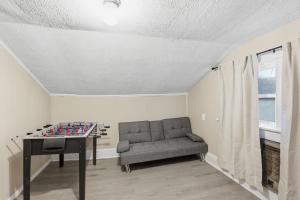 een woonkamer met een schaaktafel en een bank bij Cozy Matewan Trail Stay home in Delbarton