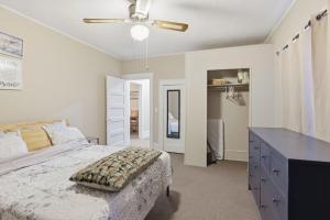 een slaapkamer met een bed en een plafondventilator bij Cozy Matewan Trail Stay home in Delbarton