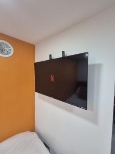 Φωτογραφία από το άλμπουμ του The Orange Outpost - Modern Studio Near Alhambra στο Μπράντφορντ