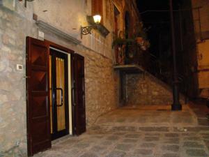 - un accès à un bâtiment en pierre avec une porte et un escalier dans l'établissement Appartamento Antica Acropoli, à Centuripe