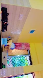 eine Decke mit einem Buntglasfenster in einem Zimmer in der Unterkunft Swahili BNB Homes in Kilifi