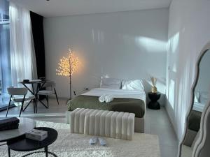 Giường trong phòng chung tại Huge Studio Near Burj Khalifa +8 ảnh