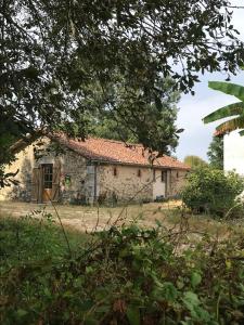 ein altes Steinhaus mitten auf einem Feld in der Unterkunft Charmant gîte à la campagne ! Avec 2 SDB in Boismé