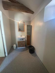 ein Badezimmer mit Waschbecken und Spiegel in der Unterkunft Charmant gîte à la campagne ! Avec 2 SDB in Boismé