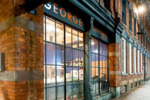 Un escaparate de un edificio de ladrillo con grandes ventanales. en The Ivy at Verity, en Toronto