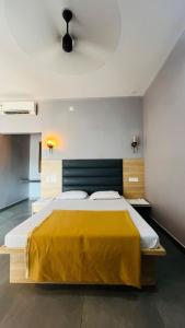 Una cama o camas en una habitación de Ocean Resorts