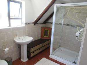 Et badeværelse på Sea Breeze Cottage - St Francis Bay + 51 billeder