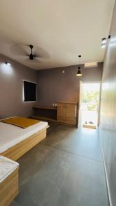 Una televisión o centro de entretenimiento en Ocean Resorts