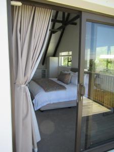 En eller flere senge i et værelse på Sea Breeze Cottage - St Francis Bay