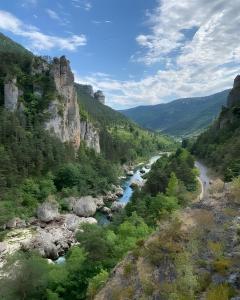 vista su un fiume in una valle di montagna di Gîte L'écrin De Pierres a Les Vignes
