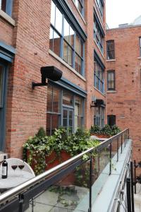 トロントにあるジ アイビー アット ベリティのバルコニー(テーブル付)