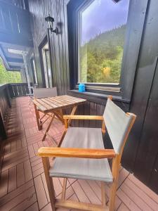 a room with a table and chairs and a window at Ferienwohnung "Seeluft" - Raus in die Berge und an den See in Schliersee