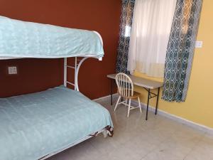 um quarto com uma cama, uma mesa e uma cadeira em Hospedaje Barato Mi Casita de Colores em Tijuana mais 114 fotografias