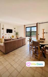 Villa Oasis Marrakech في مراكش: غرفة معيشة بها أريكة وطاولة