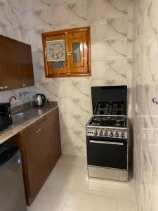 Kuchyň nebo kuchyňský kout v ubytování Luxe Nest Guest House Apartment 21