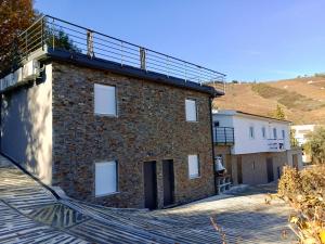 Nespecifikovaný výhled na hory nebo výhled na hory při pohledu z farmy