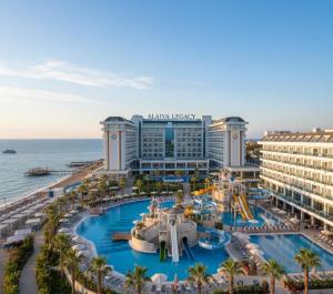 Bazén v ubytování Alaia Legacy Resort Hotel nebo v jeho okolí