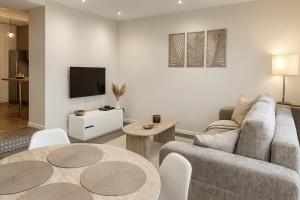 Μια τηλεόραση ή/και κέντρο ψυχαγωγίας στο L'ELEGANT - TERRASSE PARKING WIFI - 5Km AIRPORT