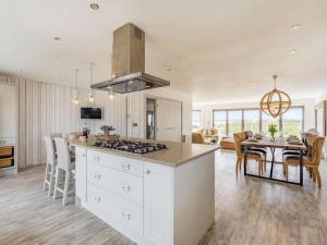 een keuken met een fornuis en een tafel met stoelen bij 3 Bed in Blyth oc-87734 in Blythe