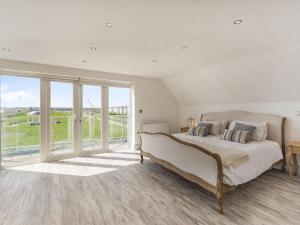 een slaapkamer met een groot bed en grote ramen bij 3 Bed in Blyth oc-87734 in Blythe