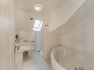 een witte badkamer met een bad en een wastafel bij 3 Bed in Blyth oc-87734 in Blythe +17 foto's