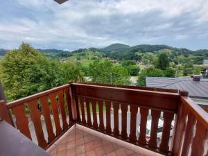 兹雷切Cozy Nook Stays, Ski rent, med Roglo in Termami Zreče,的山景阳台。