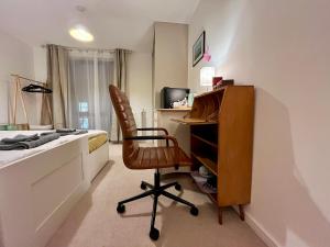 Μια τηλεόραση ή/και κέντρο ψυχαγωγίας στο Double Bedroom with En-Suite