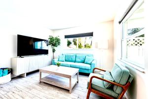 Телевизор и/или развлекательный центр в 2bd 1ba Sunset 2 3Mins to Beach