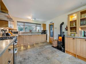 Kuchyň nebo kuchyňský kout v ubytování 3 Bed in Seascale oc-94106