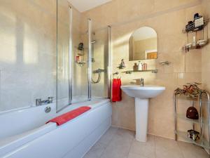 Koupelna v ubytování 3 Bed in Seascale oc-94106 + 46 fotografií