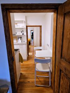 Una cocina y un comedor con mesa y sillas. en Blaue Gans, en Oderberg